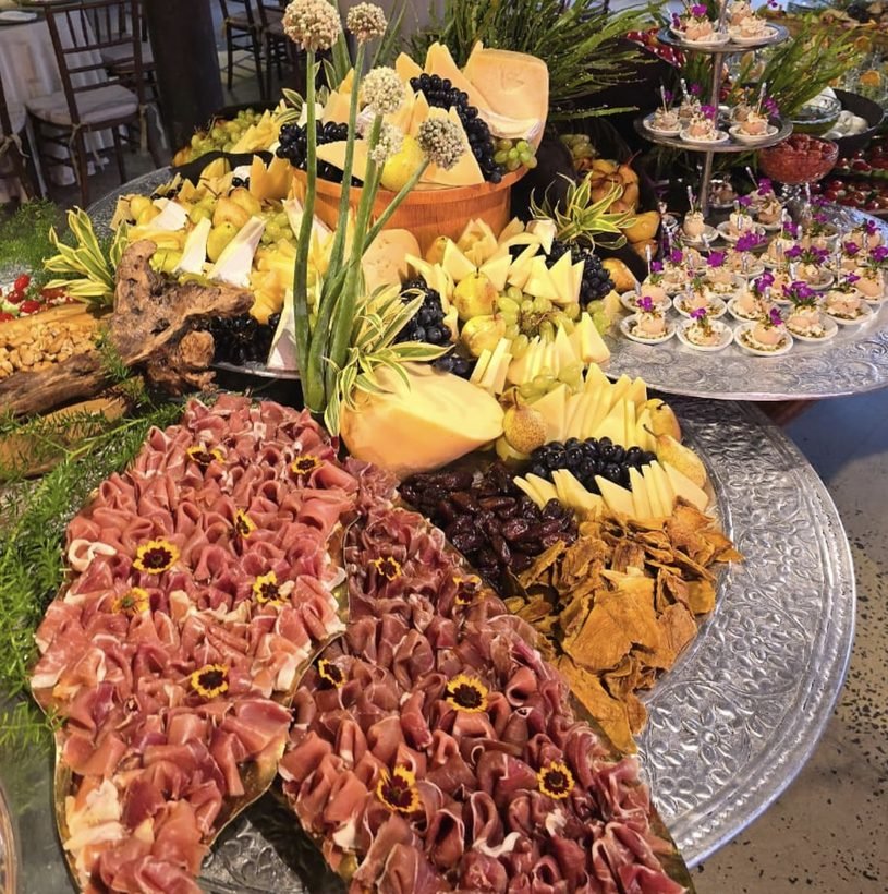 Mesa de frios e queijos