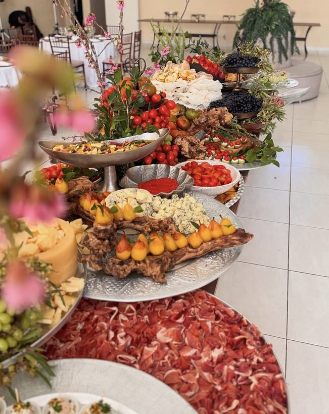Mesa de antipasti com flores